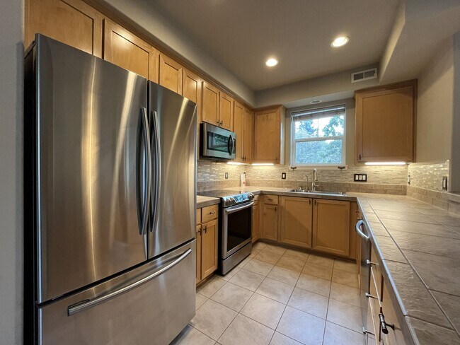 Building Photo - Distinctive 3-Story Tigard Townhouse with Stainless Steel Kitchen, Vaulted Ceilings & Attached 2-...