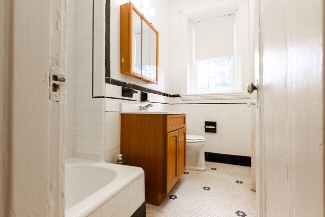 Building Photo - 2 bed/1 bath in Brighton