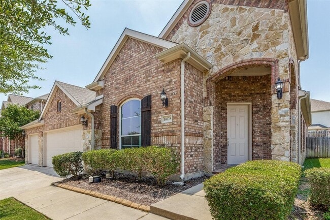 Building Photo - 14625 Riverside Dr