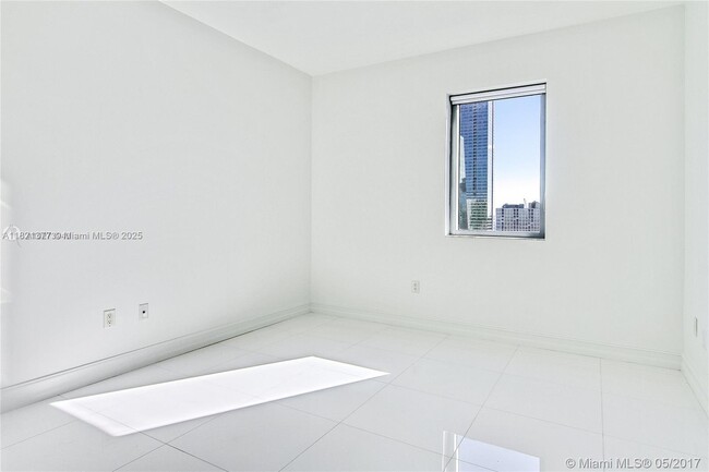 Building Photo - 1060 Brickell Ave