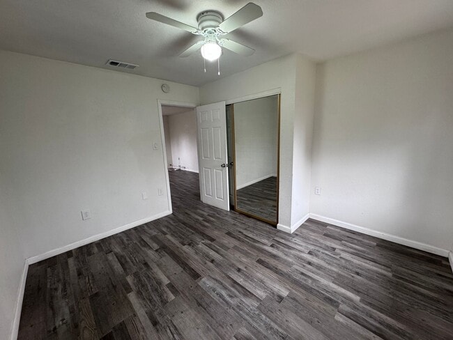 Building Photo - Cozy two bedroom 1 bathroom home