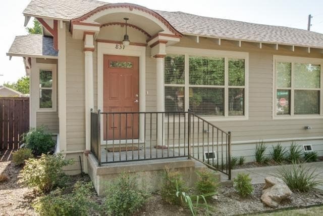 Building Photo - Beautiful, extensively renovated Historic Craftsman Triplex in North Oak Cliff