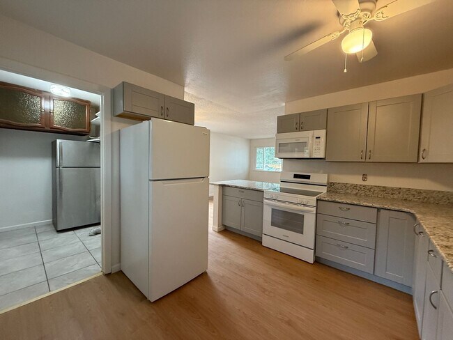 Building Photo - Cute Updated 2 Bedroom House