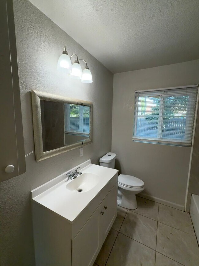Building Photo - 930 De Moll Dr