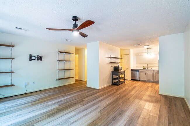 Building Photo - 2717 S Millbend Dr