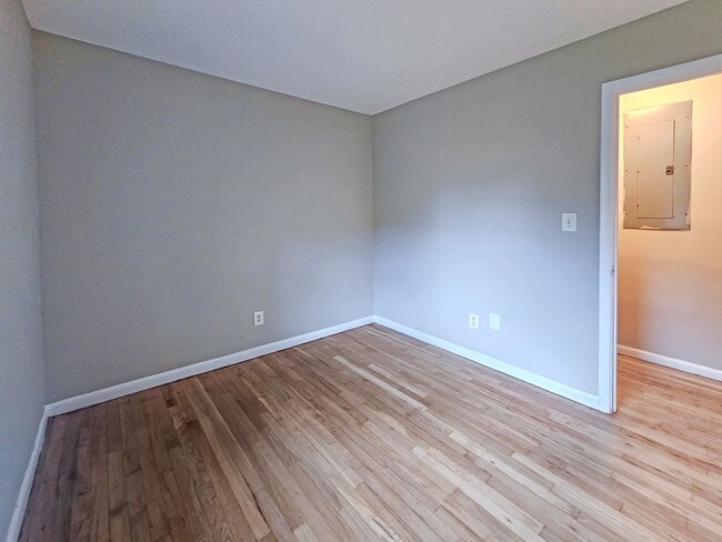 Building Photo - Spacious 4 Bedroom Home Near University Av...