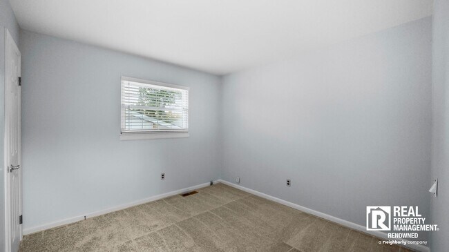 Building Photo - Lovely 4 BR/2.5 BA Split-level in Quite Ne...