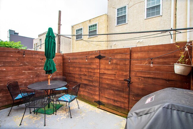 Building Photo - Graduate Hospital Three Bedroom Home