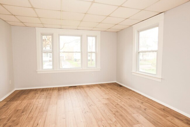 Building Photo - GREAT SINGLE FAMILY HOUSE . WAITING FOR YOU TO CALL HOME !!