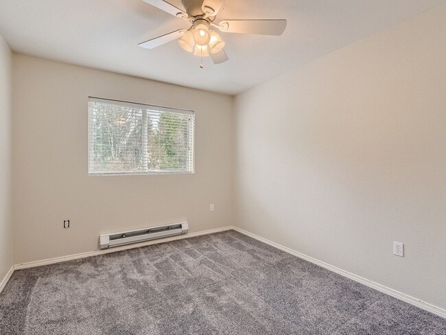 Building Photo - Beautiful 3 Bed 3 Bath Kirkland Townhome @...