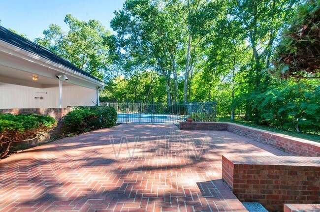 Building Photo - 1000 Chancery Ln