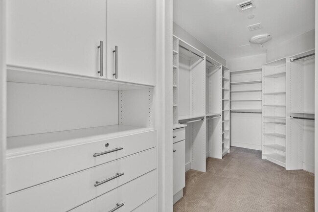 Building Photo - 2211 E Camelback Rd