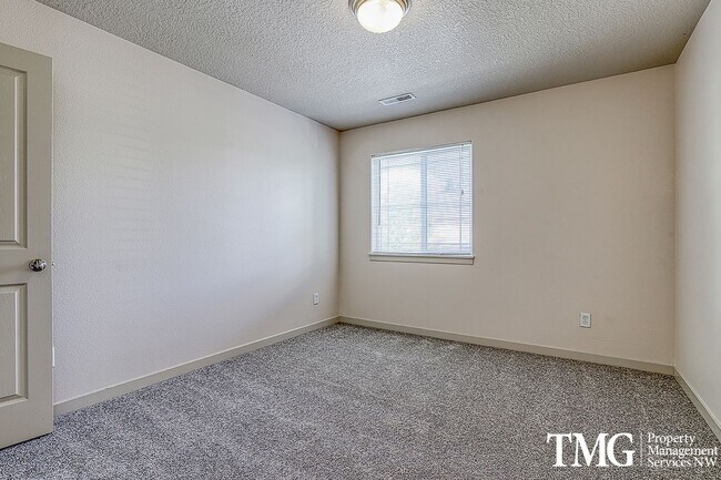 Building Photo - Pet Friendly Home In A Great Convenient Location!