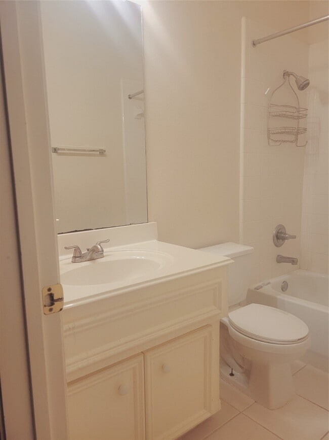 Building Photo - 3606 Chesapeake Ct