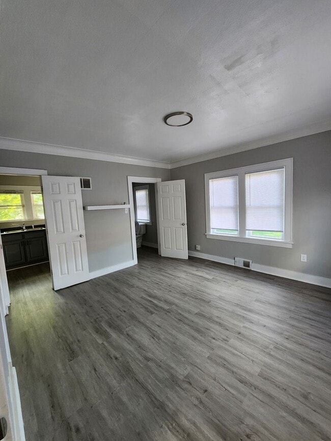 Building Photo - Large Glen Park Home! Original Hardwood Fl...