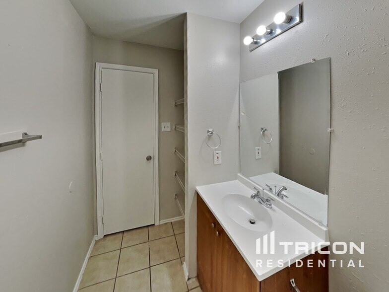 Building Photo - 12844 Edgewood Park Dr