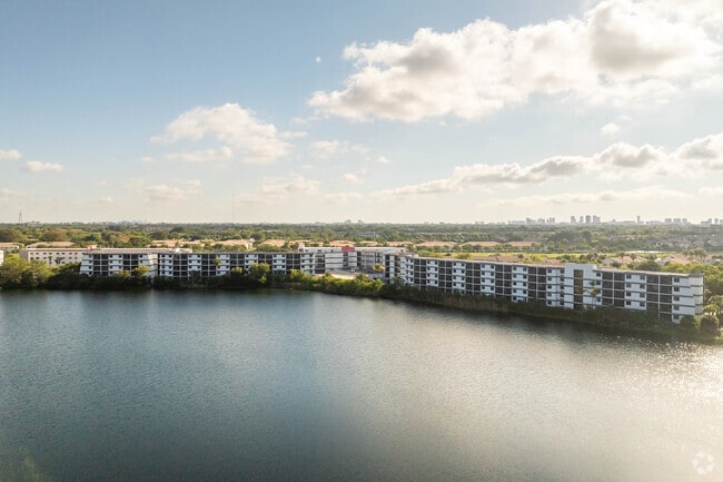 Building Photo - Grand Court Lakes