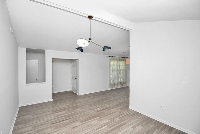 Building Photo - Exquisite South Charlotte Ranch, Move-In R...