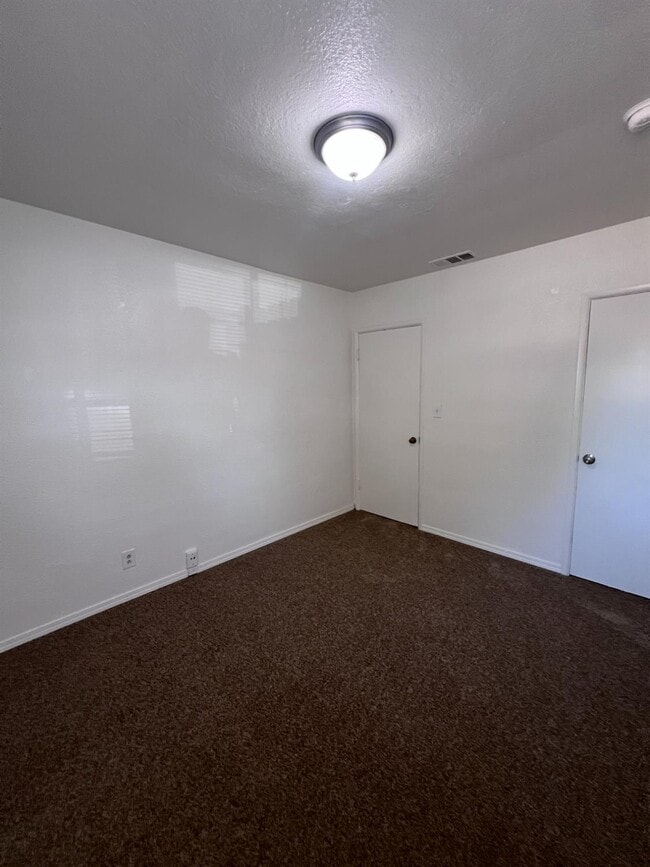 Building Photo - 2905 E Lamona Ave