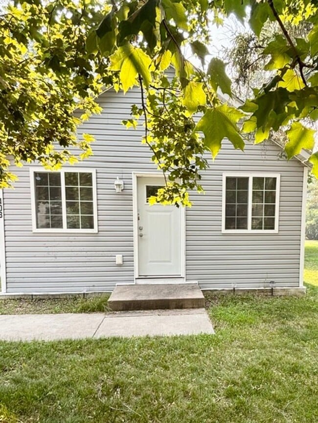 Building Photo - Available Now 2 Bedroom 1 Bath Single Family Home in Waite Park