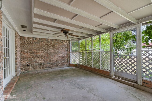 Building Photo - 3 Bedroom 2 bath Brick Home!