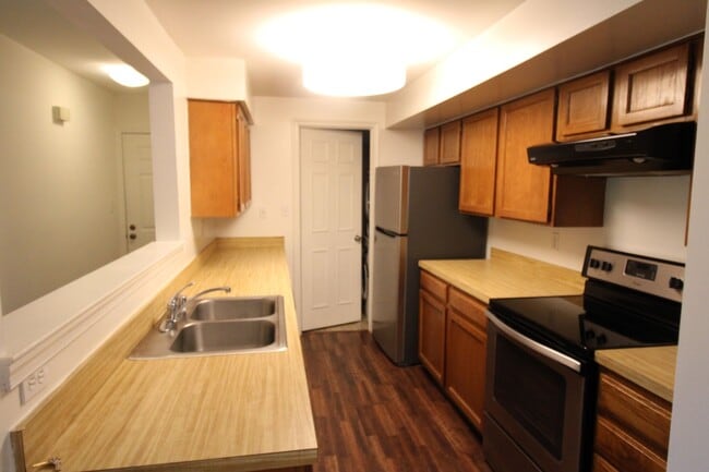 Building Photo - Very well maintained 2-bedroom 2-bath cond...