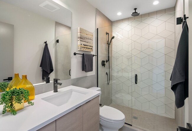 Building Photo - Enjoy Stunning City Views from This 2-Bedroom Seattle Gem with Sun Deck!