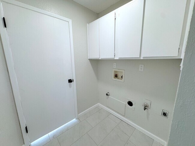 Building Photo - East El Paso 5bed/3Bath Refrig A/C with 2 Master Suites!