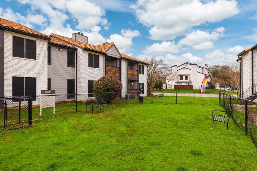 Building Photo - 390 Shady Ln Dr