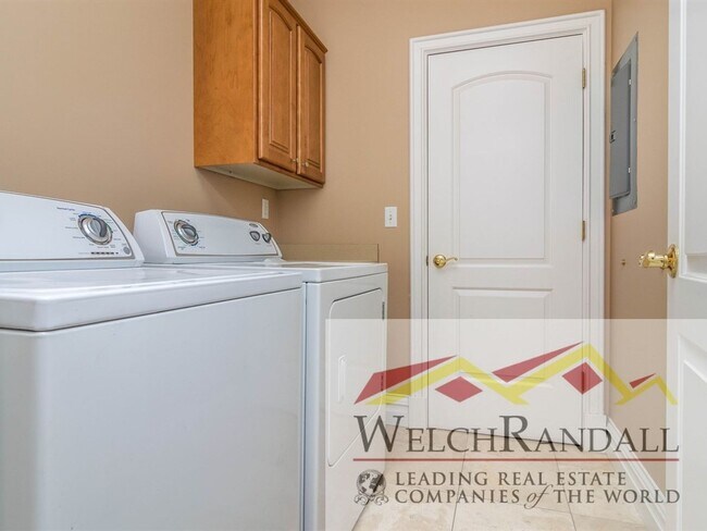 Building Photo - Spacious 2-Bedroom Condo in Prime Downtown...