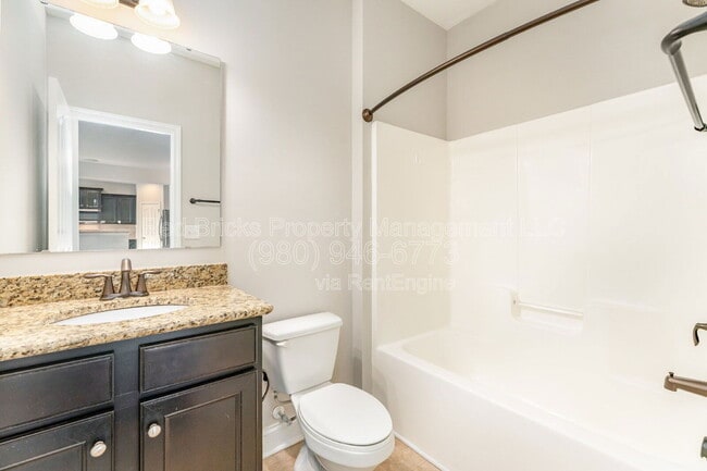 Building Photo - 2288 Barrowcliffe Dr NW