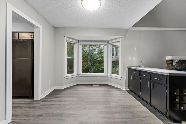 Building Photo - Newly Updated 2 Bedroom, 2 Bath Duplex nea...