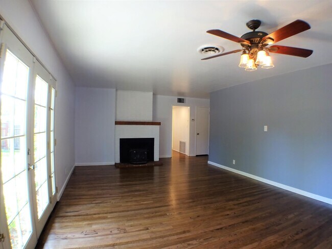 Building Photo - 708 Douglas Ln