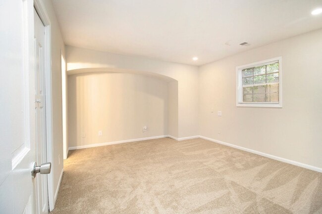 Building Photo - 3 Bedroom 2 Bath House