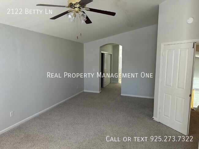 Building Photo - 2122 Betty Ln