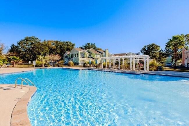 Building Photo - 2252 Beach Dr