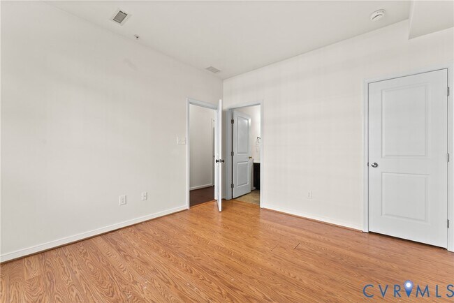 Building Photo - 3904 Village Townes Walk