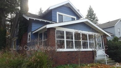 Building Photo - 556 Leonard St NE