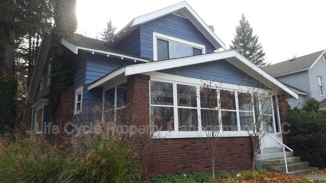 Primary Photo - 556 Leonard St NE
