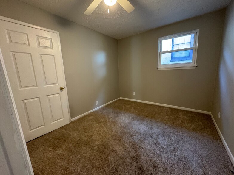 Building Photo - 2052 E 42nd St