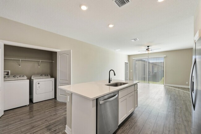 Building Photo - 1817 Party Pl