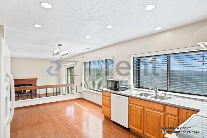 Building Photo - 3700 Hidden Springs Ct