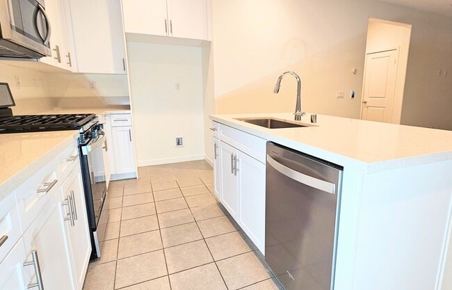 Building Photo - JAMIE LN UNIT 1 FONTANA 92336 (4 BED / 3 BATH)