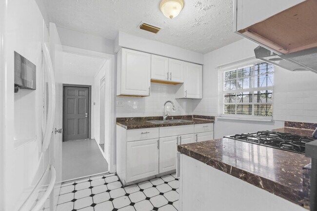 Building Photo - 307 Essex Dr