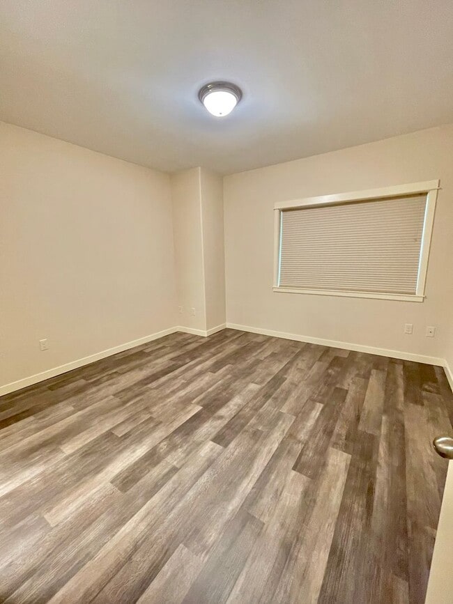 Building Photo - Two Bedroom/Two Bath in the Hillview Condo...