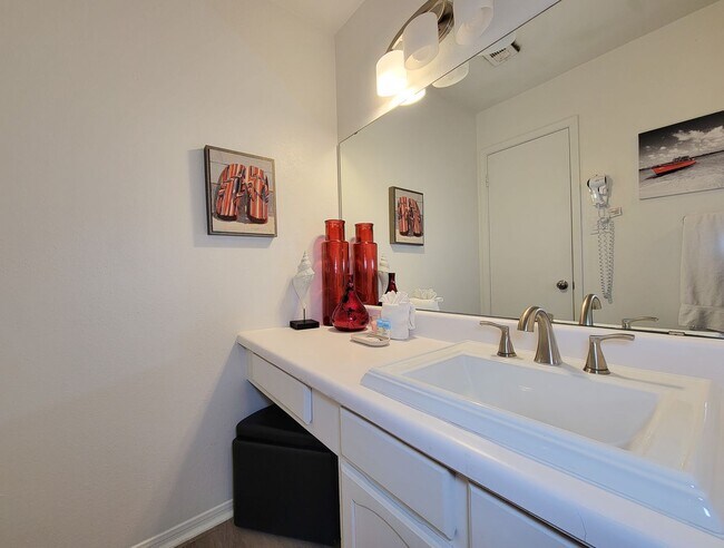Building Photo - Two bedrooms two 1/2 bath townhome on Galv...
