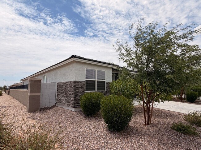 Building Photo - 18609 W Bronco Trl