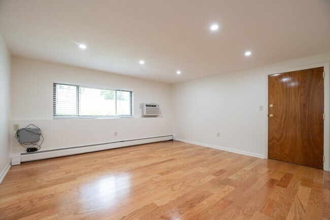 Building Photo - 146 Willow St