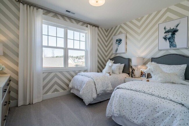 Building Photo - 3 Bedroom 2.5 Bathroom End Unit Townhome w/ 1st Floor Owners Suite and a 2 car Garage in the hear...