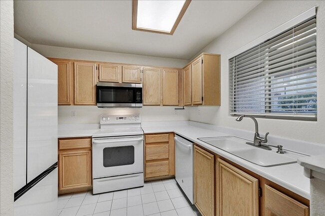 Building Photo - 2 Bedroom, 2 1/2 bath Townhome